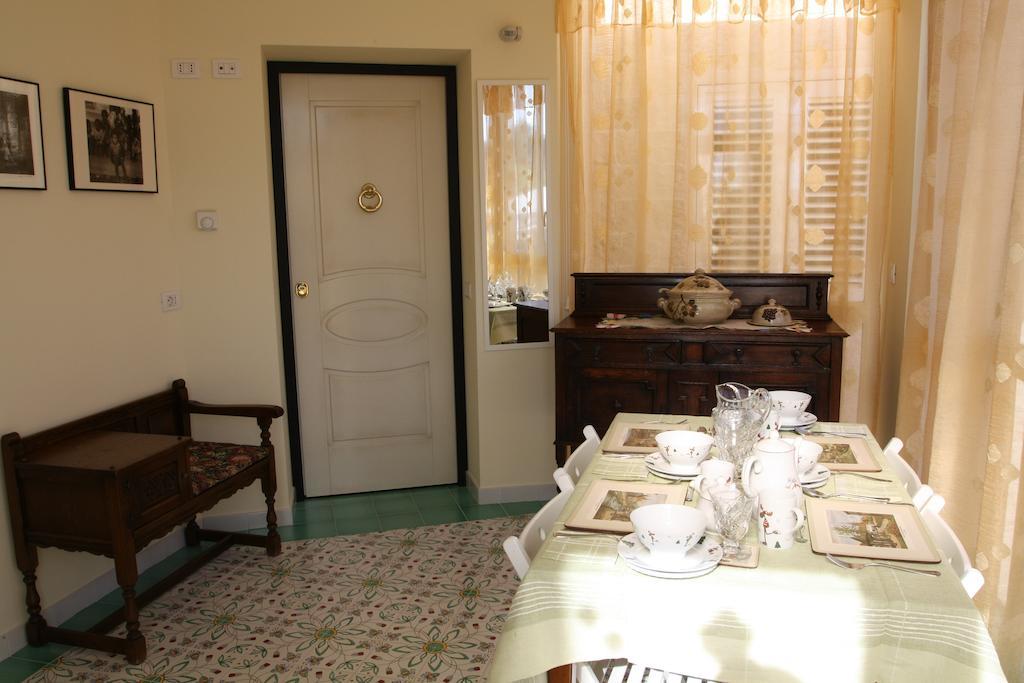 Bed And Breakfast Angolo Fiorito Civitavecchia Ruang foto